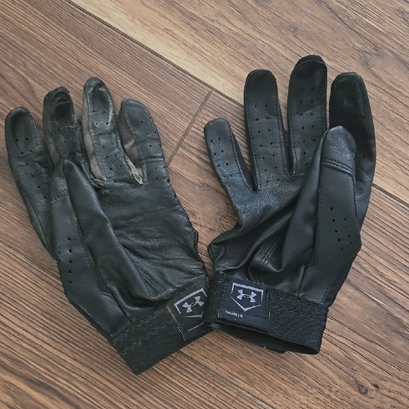 Under Armour Black Gloves - Picture 2 of 2